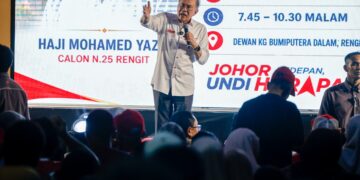 PERDANA Menteri Datuk Seri Anwar Ibrahim berucap pada Grand Finale DUN Rengit sempena kempen Pilihan Raya Negeri (PRN) Johor ke-16, Dewan Orang Asli Rengit. - UTUSAN/SHIDDIEQIIN ZON