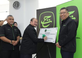 MUSTAKIM Mohamad merasmikan pejabat cawangan baharu Kuala Terengganu di Jalan Sultan Zainal Abidin.