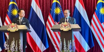 ANWAR Ibrahim dan Anutin Charnvirakul ketika sidang akhbar bersama sempena lawatan rasmi Perdana Menteri Thailand ke Malaysia di Kompleks Perdana Putra, Putrajaya. - UTUSAN/MAISARAH SHEIKH RAHIM
