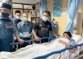 RAHMAD Mariman (kanan) melawat salah seorang pelajar yang mengalami kecederaan di Hospital Melaka hari ini. - UTUSAN/AMRAN MULUP
