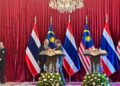 ANWAR Ibrahim dan Anutin Charnvirakul ketika sidang akhbar bersama sempena lawatan rasmi Perdana Menteri Thailand ke Malaysia di Kompleks Perdana Putra, Putrajaya. - UTUSAN/MAISARAH SHEIKH RAHIM