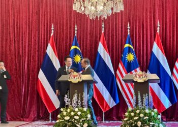 ANWAR Ibrahim dan Anutin Charnvirakul ketika sidang akhbar bersama sempena lawatan rasmi Perdana Menteri Thailand ke Malaysia di Kompleks Perdana Putra, Putrajaya. - UTUSAN/MAISARAH SHEIKH RAHIM