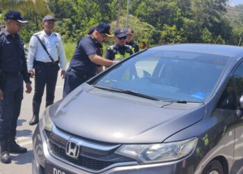 MOHD. Misuari Abdullah (kiri) melakukan pemeriksaan semasa Ops Khas Pemandu Warga Asing (PEWA) dan Ops Bersepadu Dadah terhadap kenderaan perdagangan di Stesen Penguat Kuasa (SPK) JPJ Laloh, Kuala Krai, Kelantan-UTUSAN/YATIMIN ABDULLAH.
