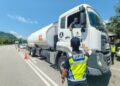 ANGGOTA JPJ Kelantan semasa melakukan pemeriksaan Ops Khas Pemandu Warga Asing (PEWA) dan Ops Bersepadu Dadah terhadap kenderaan perdagangan di Stesen Penguat Kuasa (SPK) JPJ Laloh, Kuala Krai, Kelantan.-UTUSAN/YATIMIN ABDULLAH.