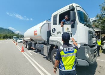 ANGGOTA JPJ Kelantan semasa melakukan pemeriksaan Ops Khas Pemandu Warga Asing (PEWA) dan Ops Bersepadu Dadah terhadap kenderaan perdagangan di Stesen Penguat Kuasa (SPK) JPJ Laloh, Kuala Krai, Kelantan.-UTUSAN/YATIMIN ABDULLAH.