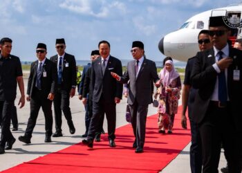 ANWAR Ibrahim ketika menyambut ketibaan Anutin Charnvirakul sempena lawatan rasmi Perdana Menteri Thailand ke Malaysia. - GAMBAR IHSAN PEJABAT PERDANA MENTERI