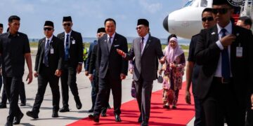 ANWAR Ibrahim ketika menyambut ketibaan Anutin Charnvirakul sempena lawatan rasmi Perdana Menteri Thailand ke Malaysia. - GAMBAR IHSAN PEJABAT PERDANA MENTERI