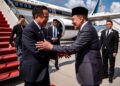 ANWAR Ibrahim ketika menyambut ketibaan Anutin Charnvirakul sempena lawatan rasmi Perdana Menteri Thailand ke Malaysia. - GAMBAR IHSAN PEJABAT PERDANA MENTERI