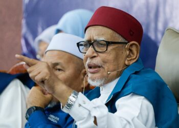 PRESIDEN Pas, Tan Sri Abdul Hadi Awang berucap pada Grand Finale Perikatan Nasional  (PN) Pilihan Raya Negeri (PRN) Johor ke-16, di Laman Muafakat, Simpang Jeram, di sini hari ini. Foto: SHIDDIEQIIN ZON