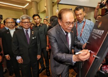 ANWAR Ibrahim (tengah) ketika merasmikan Majlis Perasmian Bulan Keselamatan Negara 2026 di PICC), Putrajaya. - UTUSAN/FAISOL MUSTAFA