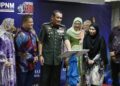 NAIB Canselor (tengah) turut diiringi ahli keluarga Allahyarham Jeneral Tun Ibrahim ketika merasmikan Galeri Jeneral Tun Ibrahim. -PIX UPNM