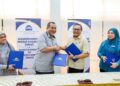 Dr. Sharifudin Md. Shaarani (dua dari kanan) bersalaman bersama Pengarah PPANS, Hamdan Haji Nordin disaksikan ketua pustawakan USIM ketika sesi tandatangan MoU di sini.