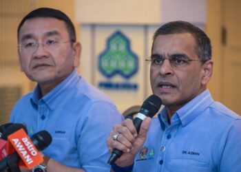 MOHAMMED Azman ketika berucap pada sidang media Skim Kemalangan Bukan Bencana Kerja (Lindung 24 Jam) di Menara Perkeso, Jalan Ampang di sini, hari ini. - UTUSAN/SYAKIR RADIN