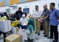 Pengerusi Suruhanjaya Pilihan Raya (SPR), Datuk Sri Ramlan Datuk Harun (tiga dari kanan), sedang meninjau persiapan petugas SPR menjelang hari mengundi Pilihan Raya Negeri (PRN) Johor ke-16, di Dewan Serbaguna Permas, Pontian, di sini hari ini. Foto: SHIDDIEQIIN ZON
