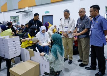 Pengerusi Suruhanjaya Pilihan Raya (SPR), Datuk Sri Ramlan Datuk Harun (tiga dari kanan), sedang meninjau persiapan petugas SPR menjelang hari mengundi Pilihan Raya Negeri (PRN) Johor ke-16, di Dewan Serbaguna Permas, Pontian, di sini hari ini. Foto: SHIDDIEQIIN ZON