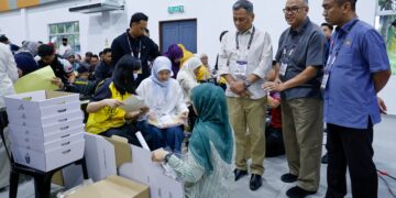 Pengerusi Suruhanjaya Pilihan Raya (SPR), Datuk Sri Ramlan Datuk Harun (tiga dari kanan), sedang meninjau persiapan petugas SPR menjelang hari mengundi Pilihan Raya Negeri (PRN) Johor ke-16, di Dewan Serbaguna Permas, Pontian, di sini hari ini. Foto: SHIDDIEQIIN ZON