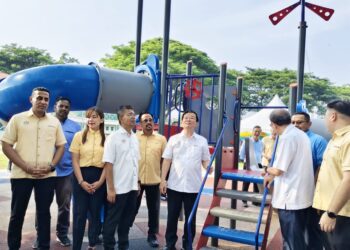 CHOW Kon Yeow (enam dari kiri) ketika meninjau kemudahan taman permainan yang terdapat di Taman Mangga selepas merasmikan projek naik taraf kawasan lapang itu di Bukit Mertajam, Pulau Pinang, hari ini.