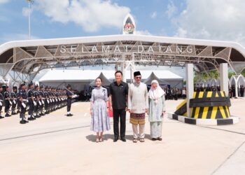 ANWAR Ibrahim bersama Anutin Charnvirakul serta isteri masing-masing bergambar di hadapan pintu pagar sempadan baharu yang menghubungkan ICQS Bukit Kayu Hitam dengan CIQ Sadao, Thailand, hari ini. - UTUSAN/ SHAHIR NOORDIN