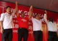 SETIAUSAHA Agong DAP, Anthony Loke Siew Fook, berganding tangan bersama calon Pakatan Harapan DUN Seremban Jaya, Pilihanraya Negeri Sembilan, S. Mugunthan, (dua dari kiri), ketika hadir Majlis Pelancaran Bilik Gerakan Pakatan Harapan di Seremban, hari ini.-GAMBAR : MOHD SHAHJEHAN MAAMIN.