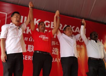 SETIAUSAHA Agong DAP, Anthony Loke Siew Fook, berganding tangan bersama calon Pakatan Harapan DUN Seremban Jaya, Pilihanraya Negeri Sembilan, S. Mugunthan, (dua dari kiri), ketika hadir Majlis Pelancaran Bilik Gerakan Pakatan Harapan di Seremban, hari ini.-GAMBAR : MOHD SHAHJEHAN MAAMIN.