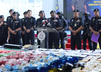 PENGARAH Jabatan Siasatan Jenayah Narkotik PDRM, Datuk Hussein Omar Khan berucap pada sidang akhbar mengenai kejayaan rampasan dadah di Ibu Pejabat Polis Kontinjen, Kuala Lumpur di sini hari ini. GAMBAR - AMIR KHALID