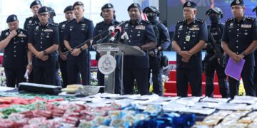 PENGARAH Jabatan Siasatan Jenayah Narkotik PDRM, Datuk Hussein Omar Khan berucap pada sidang akhbar mengenai kejayaan rampasan dadah di Ibu Pejabat Polis Kontinjen, Kuala Lumpur di sini hari ini. GAMBAR - AMIR KHALID