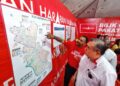 ANTHONY Loke Siew Fook dan Mugunthan di Bilik Gerakan PH di Seremban Jaya, Seremban hari ini.-UTUSAN/MOHD. SHAHJEHAN MAAMIN
