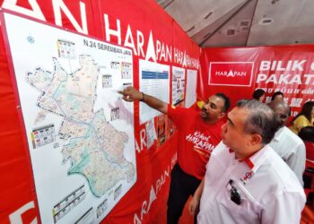 ANTHONY Loke Siew Fook dan Mugunthan di Bilik Gerakan PH di Seremban Jaya, Seremban hari ini.-UTUSAN/MOHD. SHAHJEHAN MAAMIN