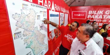 ANTHONY Loke Siew Fook dan Mugunthan di Bilik Gerakan PH di Seremban Jaya, Seremban hari ini.-UTUSAN/MOHD. SHAHJEHAN MAAMIN