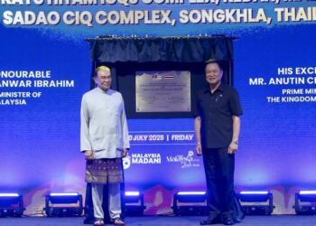 ANWAR Ibrahim bersama Anutin Charnvirakul pada Majlis Pembukaan Laluan Baharu Kompleks Imigresen, Kastam, Kuarantin dan Keselamatan (ICQS) Bukit Kayu Hitam dengan Kompleks Kastam, Imigresen dan Kuarantin (CIQ) Sadao di Bukit Kayu Hitam. - UTUSAN/SHAHIR NOORDIN