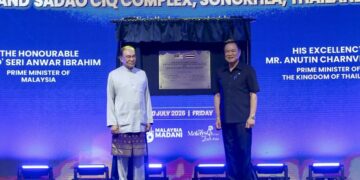 ANWAR Ibrahim bersama Anutin Charnvirakul pada Majlis Pembukaan Laluan Baharu Kompleks Imigresen, Kastam, Kuarantin dan Keselamatan (ICQS) Bukit Kayu Hitam dengan Kompleks Kastam, Imigresen dan Kuarantin (CIQ) Sadao di Bukit Kayu Hitam. - UTUSAN/SHAHIR NOORDIN