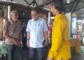 MOHAMED Khaled ketika bertemu penduduk di Sedili Besar hari ini.