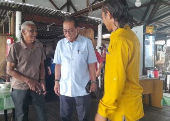 MOHAMED Khaled ketika bertemu penduduk di Sedili Besar hari ini.