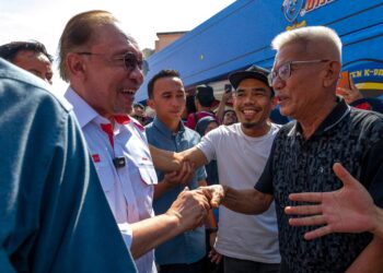PERDANA Menteri, Datuk Seri Anwar Ibrahim beramah mesra dengan orang ramai ketika hadir ke Program Sentuhan Sahabat Madani Bukit Gambir, di sini hari ini