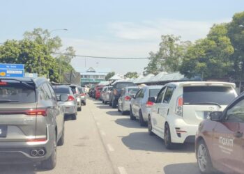 SUASANA di Kompleks Imigresen, Kastam, Kuarantin dan Keselamatan (ICQS) 
Rantau Panjang, Kelantan kembali sibuk dengan deretan kenderaan Malaysia menunggu giliran untuk masuk ke Thailand. - UTUSAN/YATIMIN ABDULLAH