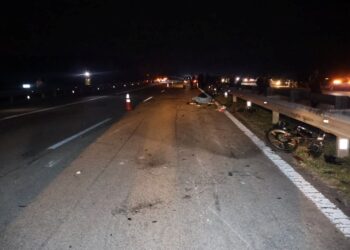 KEADAAN nahas di KM 246.4 Lebuhraya Pantai Timur, Kuantan yang meragut nyawa empat penunggang Yamaha RXZ. – IHSAN POLIS
