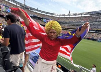 PERKONGSIAN laman Instagram theimanalii yang mengenakan baju Melayu sambil mengibarkan Jalur Gemilang serta mengenakan topi ‘durian’ ketika menyaksikan perlawanan Brazil dan Norway di Metlife Stadium, New Jersey.