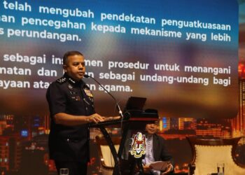 AYOB Khan Mydin Pitchay ketika berucap pada Seminar Kelestarian Pemikiran Islam Nusantara Tahun 2026 di Hikmah Exchange & Event Centre di Kuching, Sarawak hari ini.