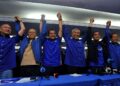 AHMAD Zahid Hamidi bersama Onn Hafiz dan kepimpinan BN mengangkat tangan bersama selepas mengumumkan kemenangan BN di Badan Perhubungan UMNO Negeri Johor, Johor semalam.