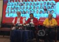 AMIRUDIN Shari (tengah) dalam sidang akhbar di Pulai Spring Resort, Johor Bahru malam ini.
