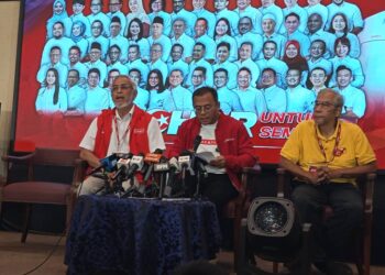 AMIRUDIN Shari (tengah) dalam sidang akhbar di Pulai Spring Resort, Johor Bahru malam ini.