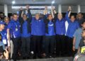 WEE Ka Siong (berdiri dua dari kanan) bersama kepemimpinan BN meraikan kemenangan parti itu malam tadi.