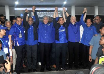 WEE Ka Siong (berdiri dua dari kanan) bersama kepemimpinan BN meraikan kemenangan parti itu malam tadi.