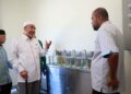 DR. Izani Husin (kanan) melihat proses rawatan air ketika meninjau ke Tapak Pembinaan Loji Rawatan Air (LRA) Chicha 2 di Pasir Hor, Kota Bharu, Kelantan-UTUSAN/KAMARUL BISMI KAMARUZAMAN.