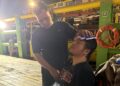 SEORANG kru kapal MV Berkat Tuah memberikan tuaman sejuk kepada
rakan sekerja yang mengalami kelesuan haba (heat exhaustion) ketika
bekerja baru-baru ini.