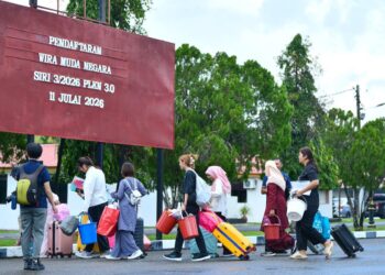 PARA pelatih yang datang dari seluruh negara mendaftarkan diri bersempena Program Latihan PLKN 3.0 di Kem 504 AW, Bukit Keteri, Perlis semalam.- UTUSAN/IZLIZAN OTHMAN
