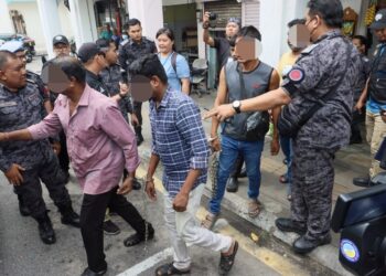 SEBAHAGIAN daripada warga asing yang ditahan dalam satu operasi yang dijalankan di Jalan Datuk Keramat, George Town, Pulau Pinang hari ini.-UTUSAN/DANIAL SAAD