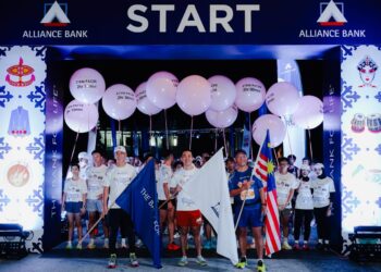 RONNIE Royston Fernandiz (depan, kanan) ketika melepaskan peserta acara Heritage Run 2026 di Padang Kota Lama, George Town, Pulau Pinang.