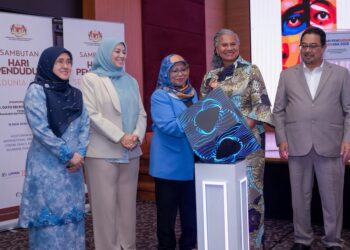 ROHANI Abdul Karim (tengah), melancarkan Majlis Perasmian Sambutan Hari Penduduk Sedunia 2026 di AIAC, Bangunan Sulaiman Kuala Lumpur.