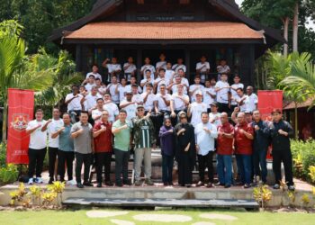 ANNUAR Musa (tujuh kiri) selepas majlis memperkenalkan pemain Kelantan City FC yang bersaing di Liga A1 Semi Pro di Bukit Marak, Kota Bharu, Kelantan hari ini-UTUSAN/KAMARUL BISMI KAMARUZAMAN.